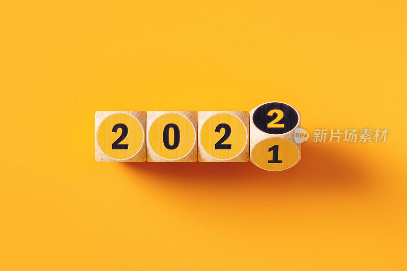 2021 2022年，黄色背景上的黄色和黑色木块